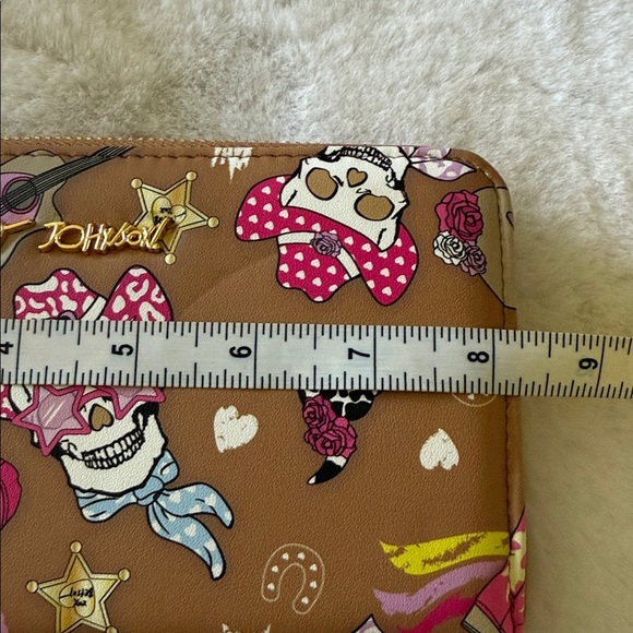 🩷☠️ BETSEY JOHNSON Western Cowboy Skull Print Zip Around Wristlet/Wallet🩷☠️NWT - Picture 5 of 11